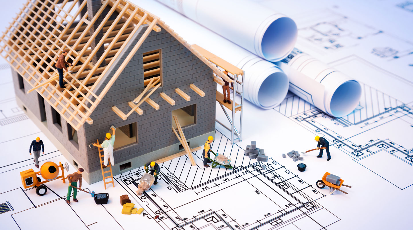 Entrepreneur général coordonnant électricien et plombier sur chantier de rénovation résidentielle avec câblage et tuyauterie visibles